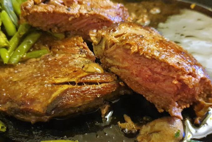 Rib eye steak na litinové pánvi