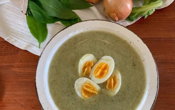 Ve vývaru si do změknutí uvaříme květák a cibule, na závěr přidáme medvědí česnek, sůl a pepř, vše rozmixujeme do hladka.
Podáváme s vajíčkem nebo masem.