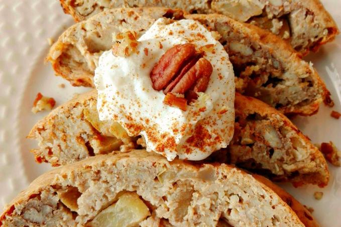 Zapečená cottage ovesná kaše s jablky a pekanovými ořechy