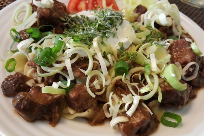 Hovězí perkelt s nudlemi a s tvarohem PH