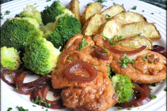 Opilý kuřecí plátek s brokolicí a tatarkové brambůrky