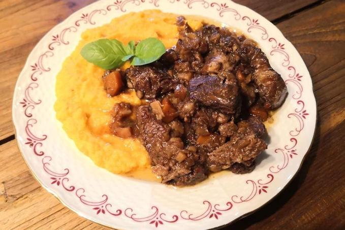 Kanec na víně s celerovomrkvovým pyré - LC