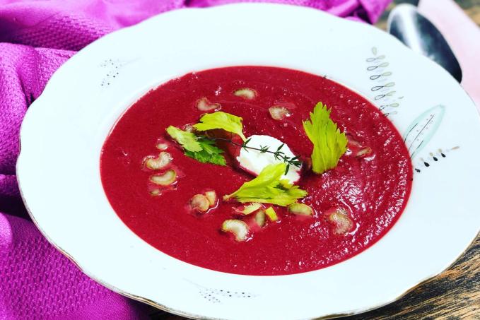 Krémová polévka z červené řepy s řapíkatým celerem a kokosovým mlékem !!!!