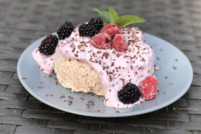 MUG CAKE Ořechovo kokosový s Ostružinovým Mascarpone! Low Carb Dezert