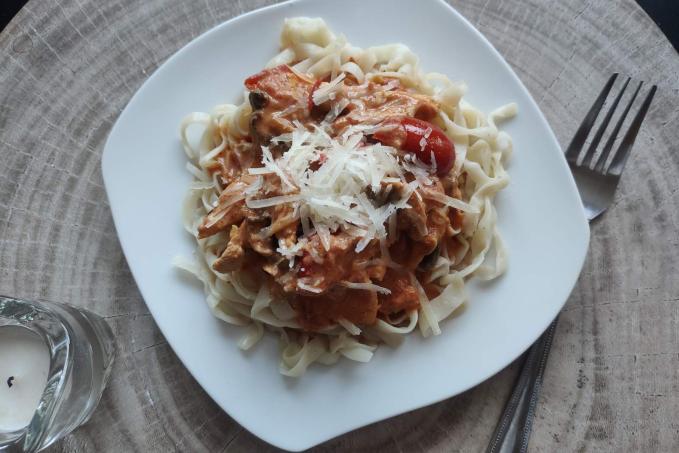 Kuřecí nudličky s rajčaty a žampiony LC