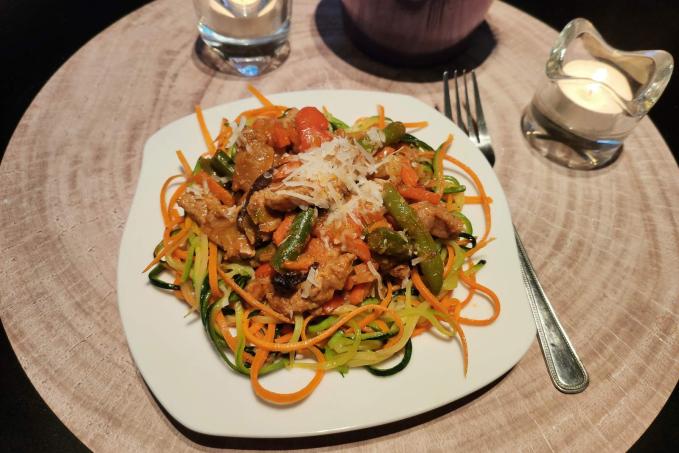 Masová směs na čínský způsob a zeleninové nudle LC