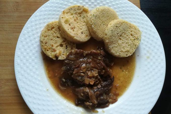 Low carb lučinový knedlík s droždím a smaženou cibulkou