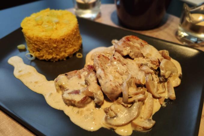 Vepřová panenka s žampionovou omáčkou a květáková rýže LC