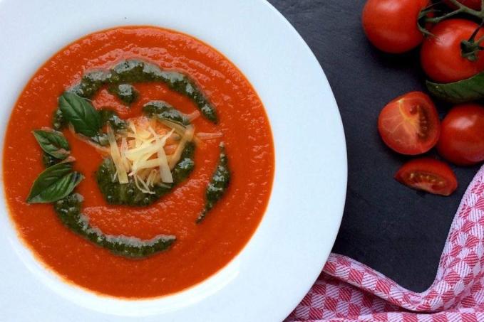 Rajčatová polévka s bazalkovým pestem