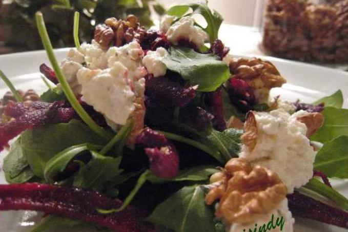 Salát ze syrové červené řepy s balkánem a ořechy