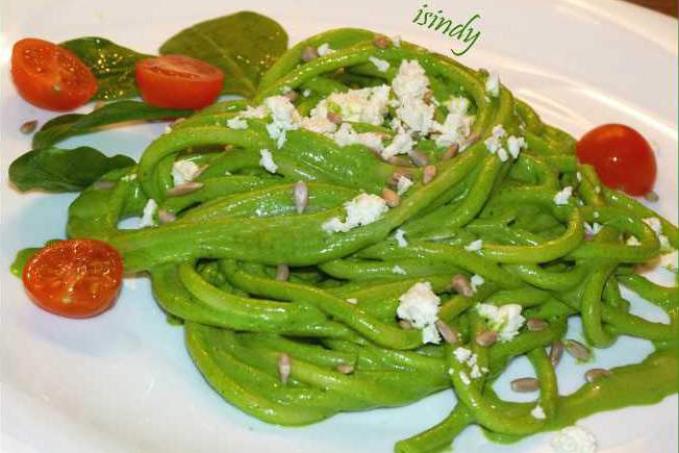 Špagety se špenátovým pestem