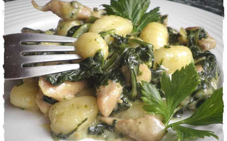 BRAMBOROVÉ GNOCCHI SE ŠPENÁTEM A KUŘECÍM MASEM