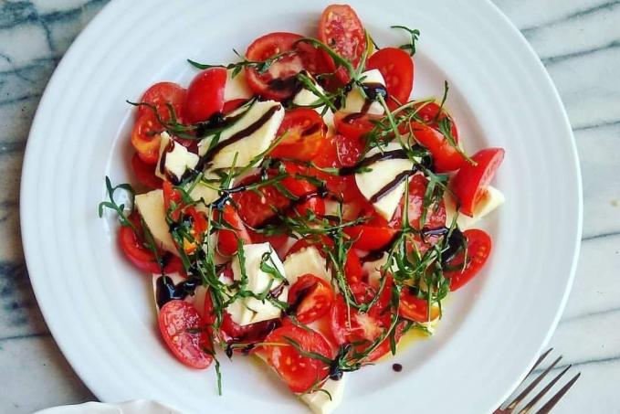Mozzarella s rajčaty a balsamikem