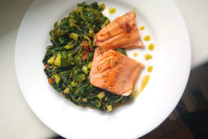 Losos nebo pstruh lososovitý na sádle se špenátem