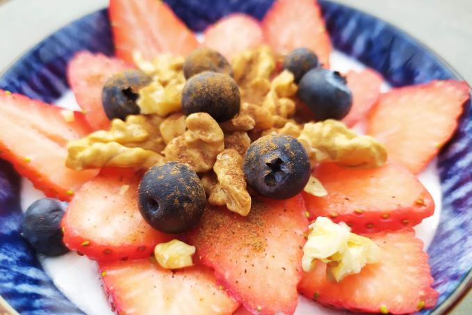 Řecký jogurt s ovocem a vlašskými ořechy