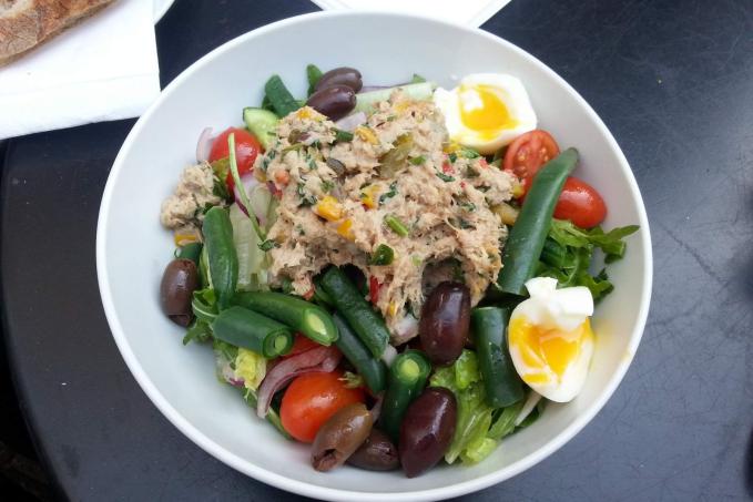 Salát s tuňákem a vajíčkem