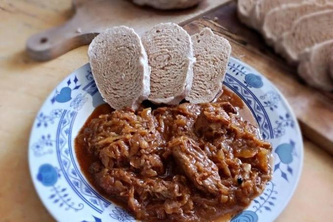 Segedínský guláš se špaldovým knedlíkem