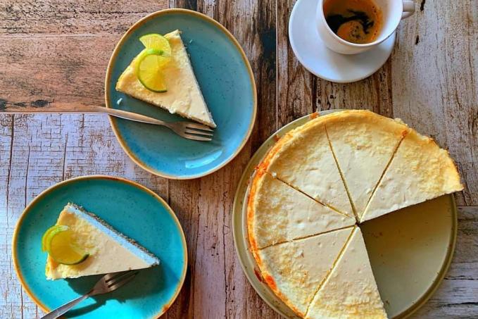 Limetkový cheesecake s kokosem na vločkovém korpusu