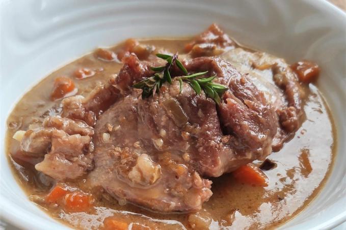 Vepřová líčka pomalu pečená na víně se zeleninou