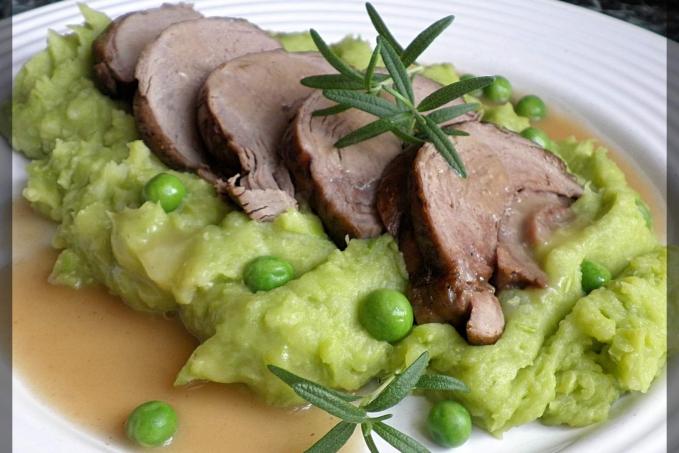 DANČÍ MASO Z "POMALÁČKU" S BRAMBOROVO-HRÁŠKOVÝM PYRÉ