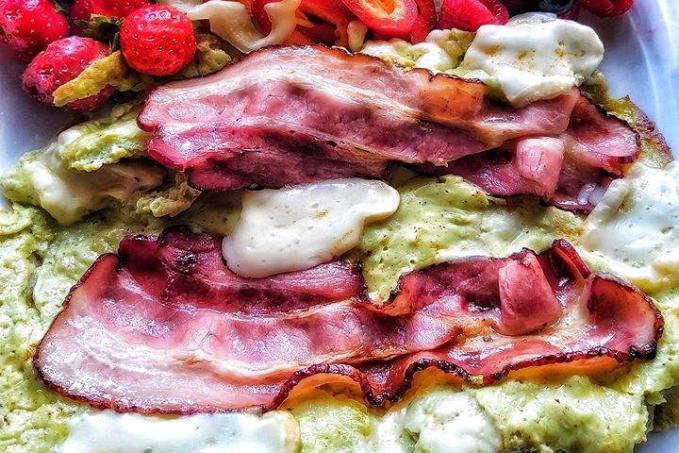 Avokádová omeleta se slaninou a romadurem