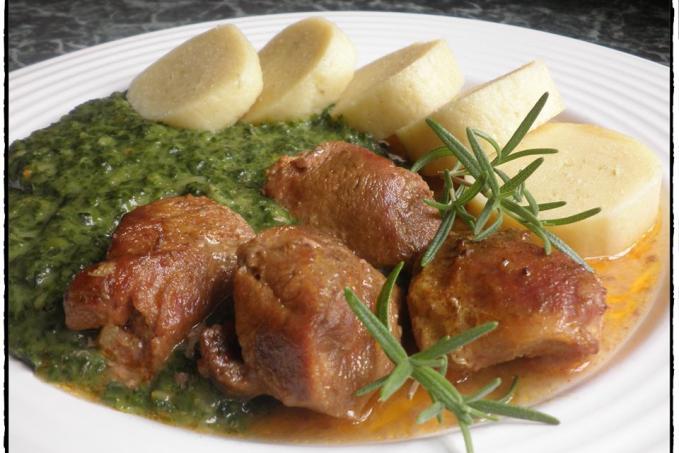 KRůTÍ VÝPEČKY SE ŠPENÁTEM A BRAMBOROVÝ KNEDLÍK