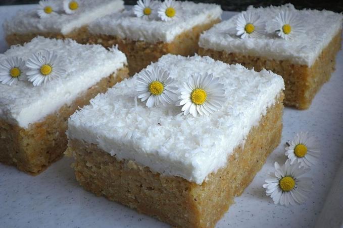 MRKVOVÝ KOLÁČ S JOGURTOVOU POLEVOU