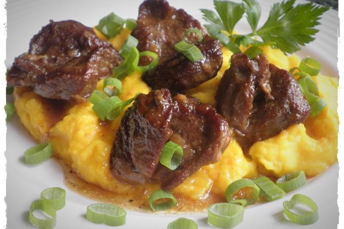 PEČENÁ VEPŘOVÁ LÍČKA A BRAMBOROVO-DÝŇOVÉ PYRÉ