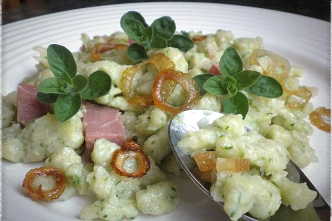 CUKETOVÉ HALUŠKY S CIBULKOU A UZENÝM MASEM