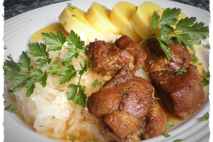 "ZAUZENÉ" PEČENÉ VEPŘOVÉ KOSTKY S DUŠENÝM ZELÍM A BRAMBOROVÝM KNEDLÍKEM