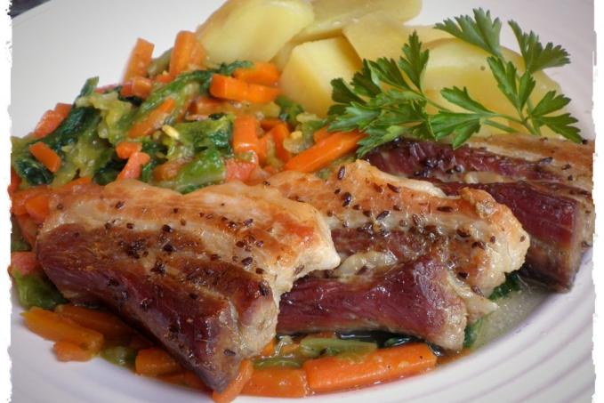 ROZPEČENÝ BŮČEK S DUŠENOU MRKVÍ A KAPUSTOU