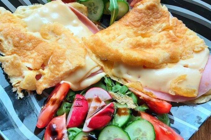 Omeletka plněná sýrem a šunkou - LC