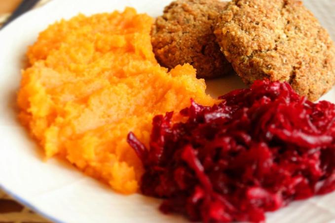 Kelové fašírky s batátovým pyré a cviklovým šalátom