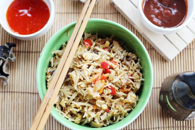 Smažené nudle s kuřecím či vepřovým masem – bez lepku, mléka a třeba i vajec