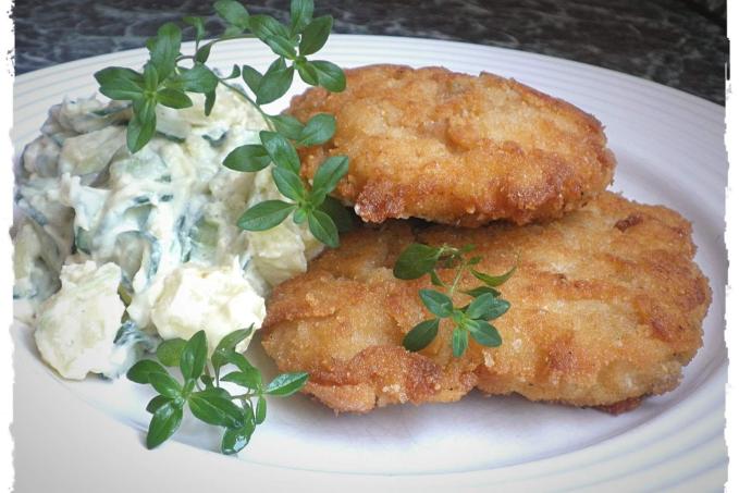 SMAŽENÉ KRŮTÍ ŘÍZEČKY MARINOVANÉ V ZAKYSANÉ SMETANĚ A BRAMBOROVÝ SALÁT S OKURKOU