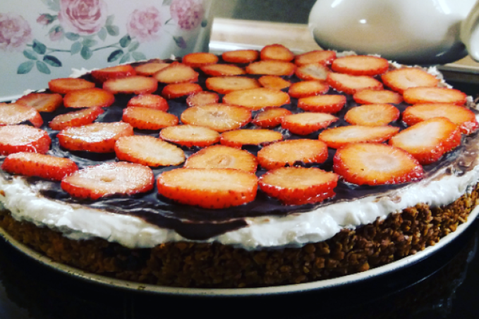 Ořechový dortík s tvarohem, banánem a jahodami