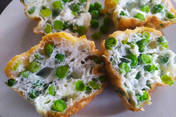 Vaječné mufiny s hráškem a sýrem ze zbylých bílků