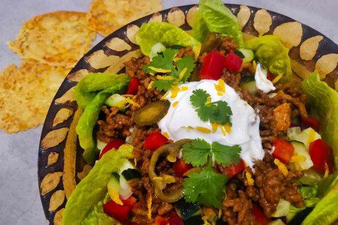 Mexický salát z mletého masa a sýrové krekry