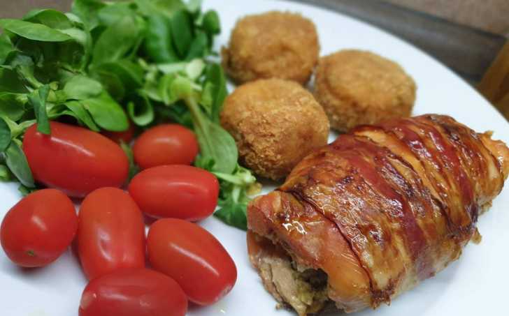 Kuřecí závitek ve slanině a celerové krokety