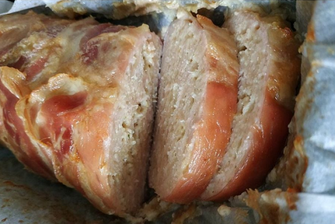 SEKANÁ SE SÝREM OBALENÁ V ŠUNCE