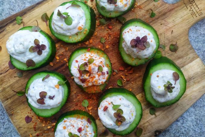 Okurková kolečka s citronovým tvarohem a sýrem