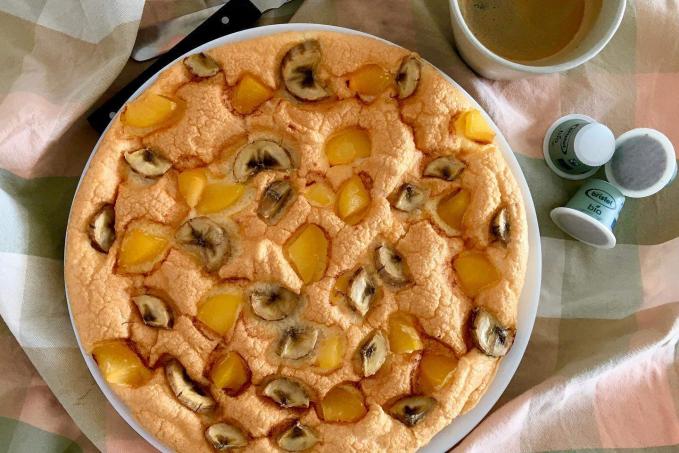 Nadýchaná omeleta s banánem a mangem pečená v troubě