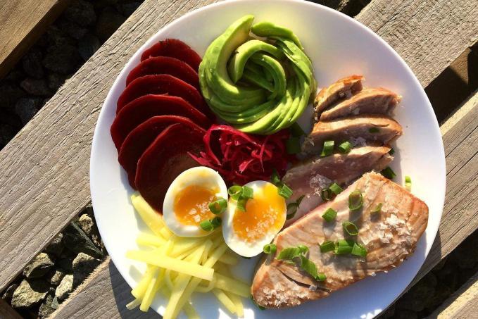 Zeleninový talíř s tuňákovým steakem a vajíčkem