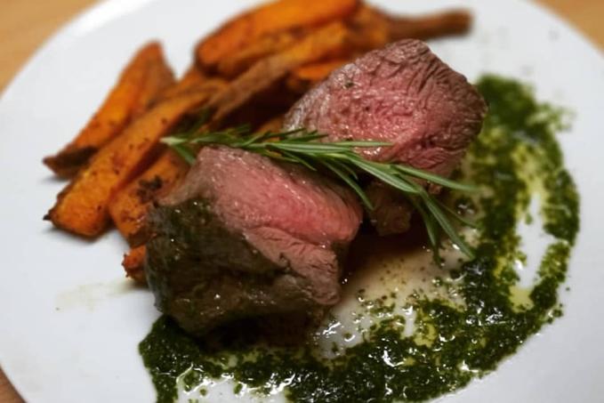 JEHNĚČÍ STEAKY s MÁTOVÝM PŘELIVEM a BATÁTY