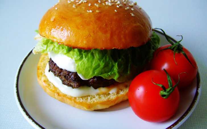 Burger s bylinkovým hovězím masem, tatarkou a blue cheese omáčkou