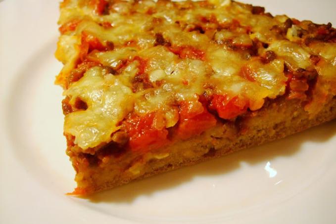 Žitná pizza s mletým masem