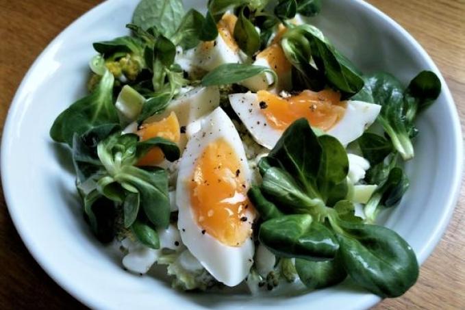 Brokolicový salát s vajíčkem a sýrem cottage