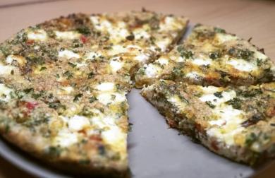 FRITTATA s RUKOLOU, KÁPIEMI a čerstvým KOZÍM SÝREM