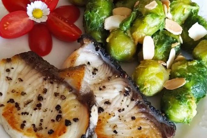 Steak ze žraloka s růžičkovou kapustou s mandlemi v pikantní omáčce