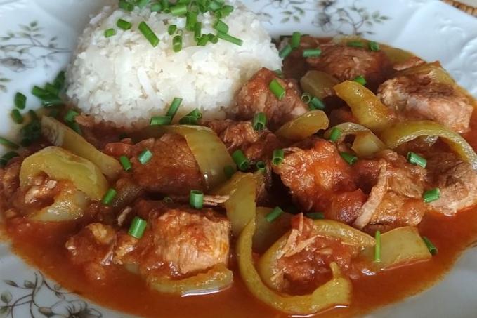 Vepřové maso na rajčatech a paprikách, květáková "rýže"